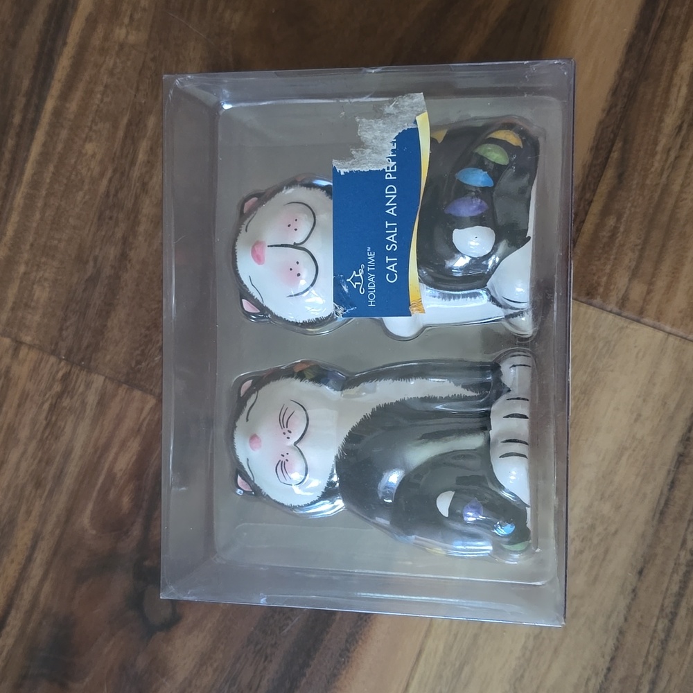 HOST PICK. NIP. Holiday Time Cat Salt & Pepper Shaker Set